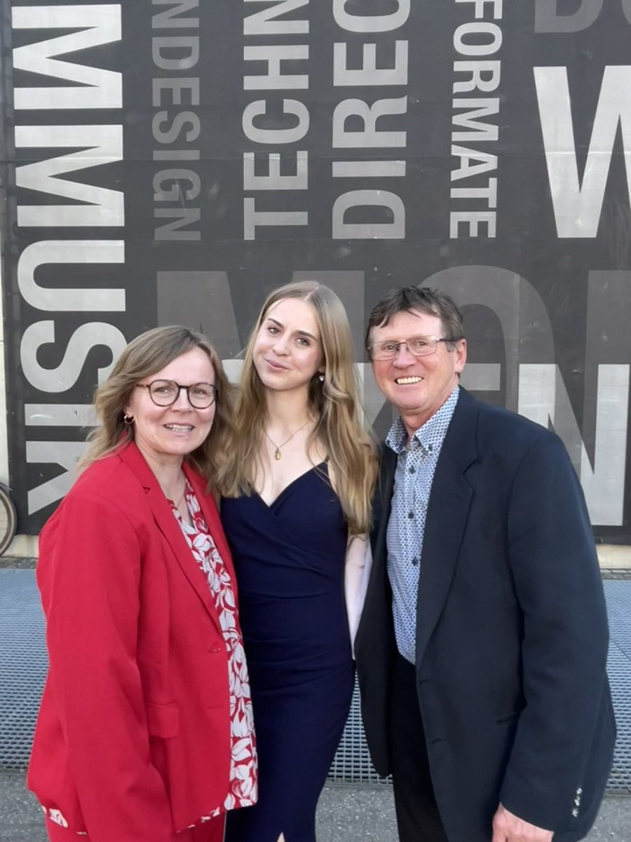 eva_schauer's tweet photo. Bitte kneift mich mal einer: Ich habe mein Diplom in der Tasche! 🎓 
3,5 Jahre Studium an der Filmakademie Baden-Württemberg GmbH im Regie-Studiengang Journalistischer Film sind damit vorbei. Das crazy! 🤯 

🎬 In dieser Zeit durfte ich vier Dokus realisieren &amp; enorm wachsen! 🚀 https://t.co/vclYS8eBhs
