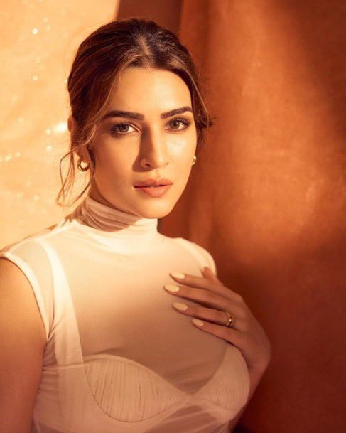 muthalbo's tweet image. Kriti Sanon  #KritiSanon