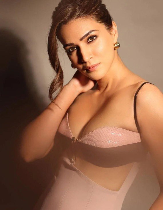muthalbo's tweet image. Kriti Sanon  #KritiSanon