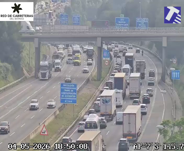 transit's tweet image. 🔴 #Retencions a l'AP-7 de Cerdanyola del Vallès a Santa Perpètua de Mogoda en sentit Girona a causa d'un #accident 

❌❌ Dos carrils tallats

🔴 També hi ha aturades a l'AP-7 entre Santa Perpètua i Barberà en sentit Tarragona