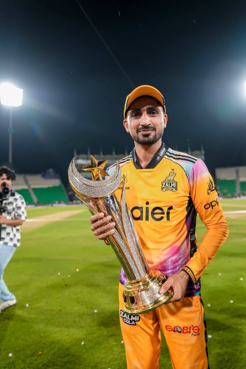imalihassan01's tweet image. PSL
 کے دوران جب باسط کو موقع ملا اور اس نے وکٹیں لیں تو ایک صحافی خواجہ نے الزام لگایا کہ پشاور زلمی نے “دھاندلی” کر کے طاہر بیگ کو انجرڈ دکھا کر باسط کو شامل کیا۔
حالانکہ دونوں پہلے ہی اسکواڈ کا حصہ تھے
پھر ناہید کے ایکسٹرا میچ پر بھی وہی شو NOC کیوں ایکسٹینڈ ہوا؟
#PSL #Cricket