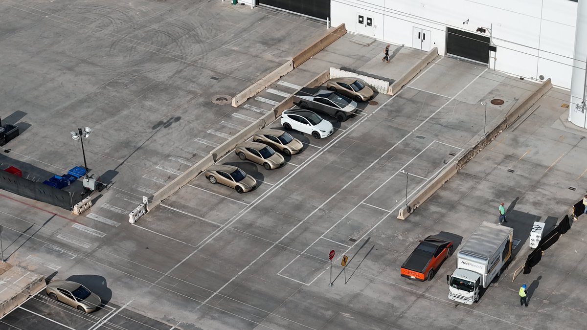 The Tesla Newswire tweet media