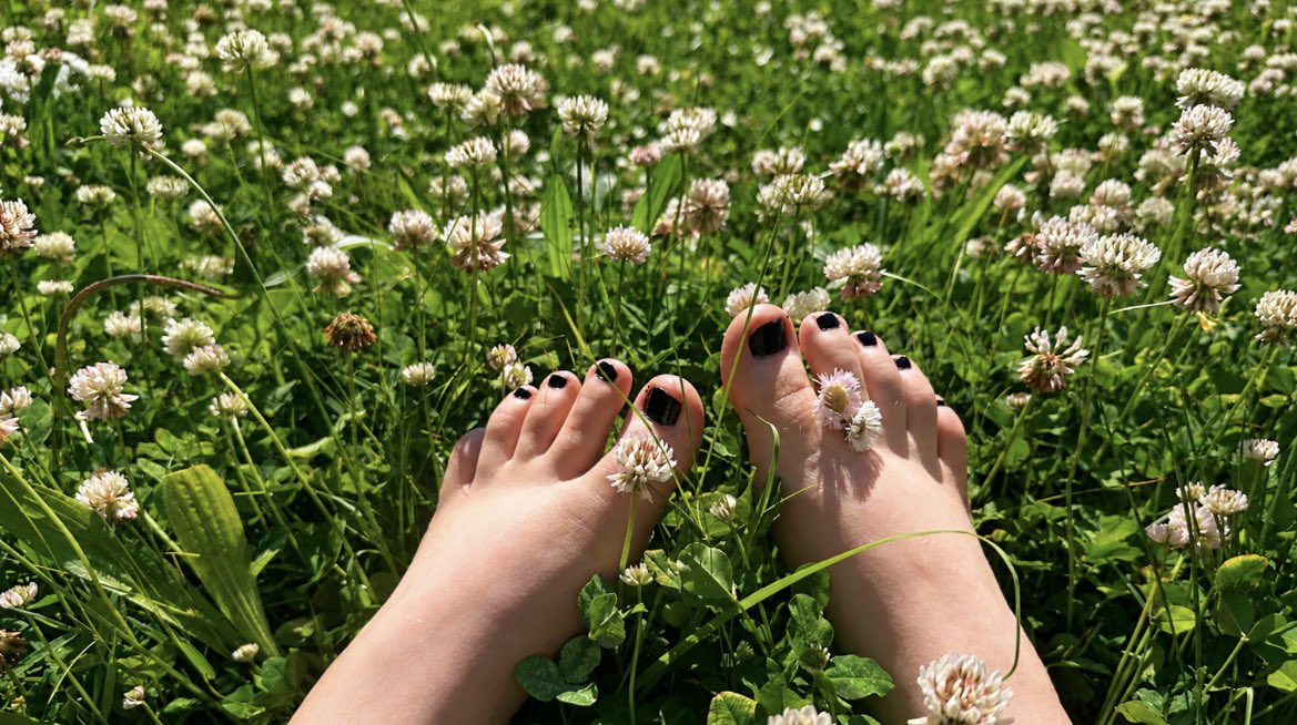 MoooBerry01's tweet photo. Out in the field, nobody to see. Mind if we have some fun 😘 #feet #feetworshi̇p https://t.co/MMpV5rBx6F