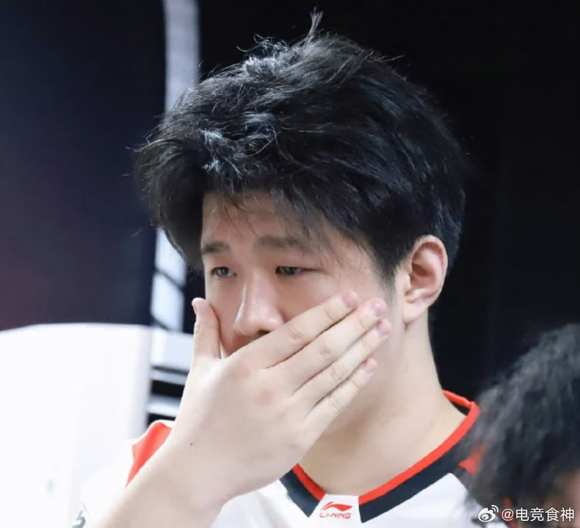 lolvaleiker's tweet photo. A childhood friend of Fengyue wrote a beautiful post about him and it went viral on Weibo lately :

"Let me introduce you to my friend Fengyue. My friend, whom I’ve known for five years and who is like a brother to me, has joined the team as a support for JKL. https://t.co/tVMHnNyZTL
