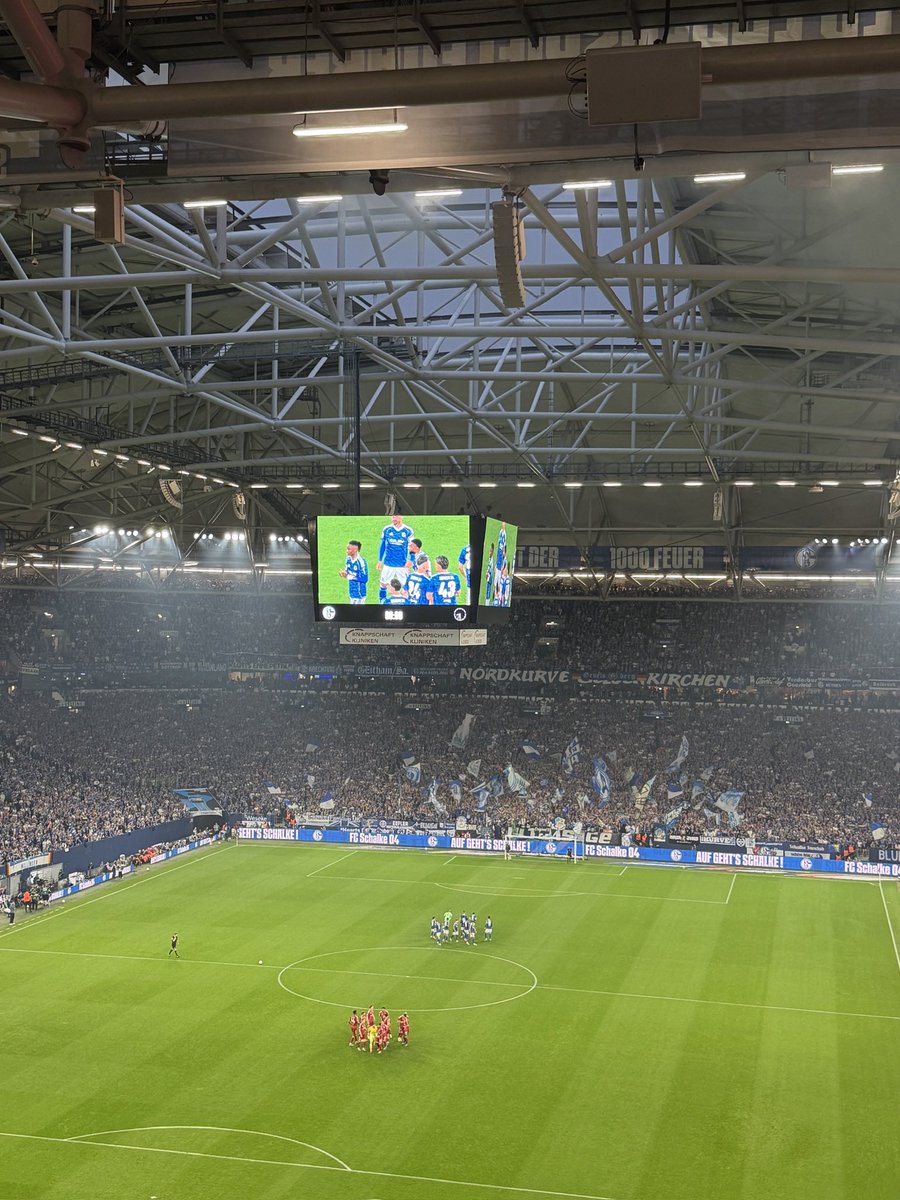 vanwieringen's tweet photo. Een weekend geweldige Duitse voetbalbeleving mogen beleven met krakers van jewelste. 

Schalke 04 promoveert naar de Bundesliga dankzij een overwinning op Düsseldorf en MSV Duisburg boekt in de 3. Liga een cruciale zege op Energie Cottbus. 

@groundhopticket bedankt ⚽️ https://t.co/dWw0pEe1LC