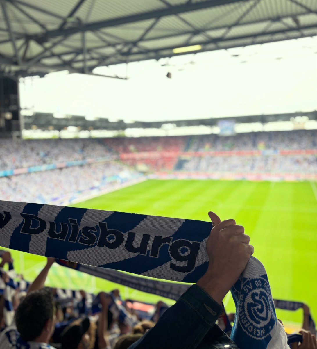 vanwieringen's tweet photo. Een weekend geweldige Duitse voetbalbeleving mogen beleven met krakers van jewelste. 

Schalke 04 promoveert naar de Bundesliga dankzij een overwinning op Düsseldorf en MSV Duisburg boekt in de 3. Liga een cruciale zege op Energie Cottbus. 

@groundhopticket bedankt ⚽️ https://t.co/dWw0pEe1LC