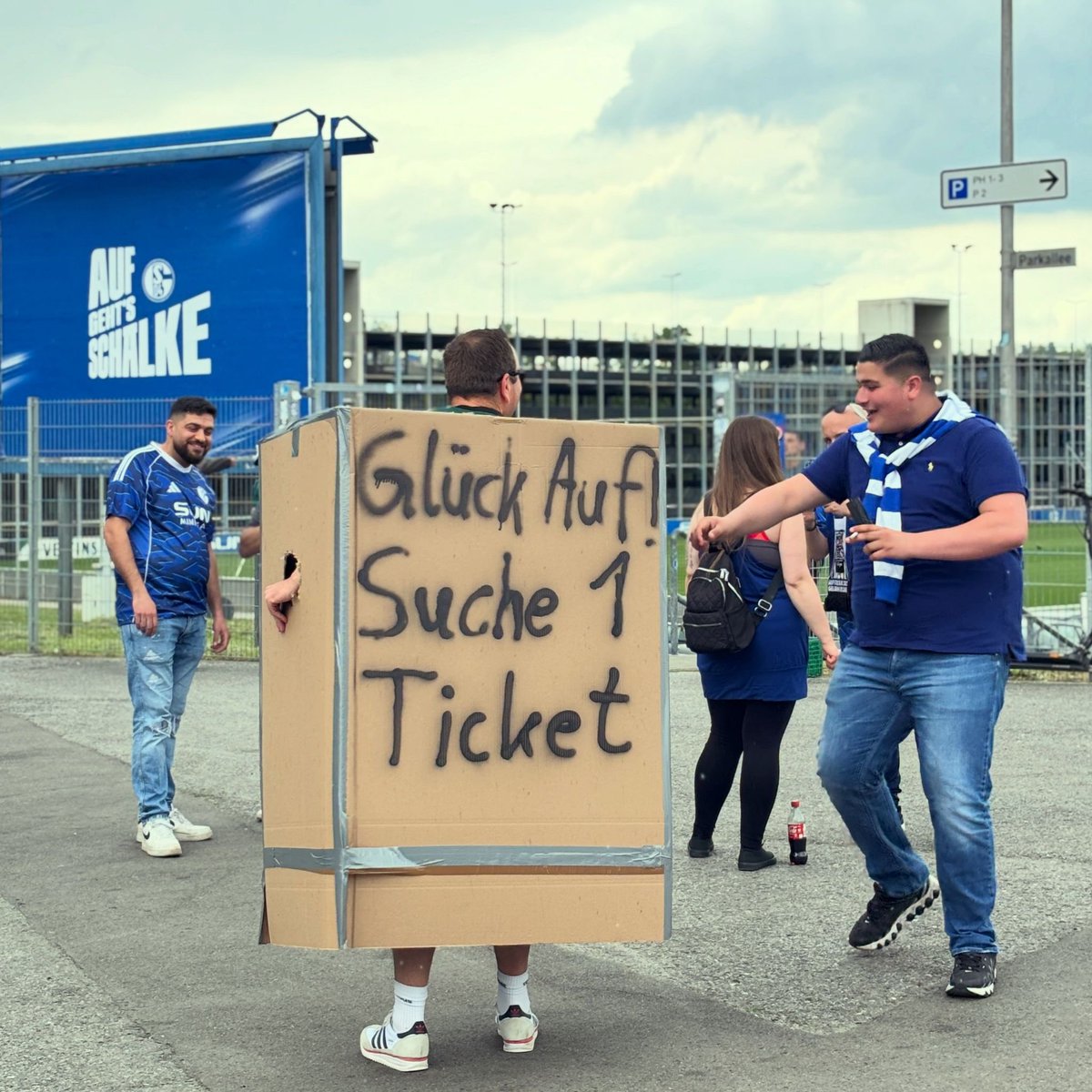 vanwieringen's tweet photo. Een weekend geweldige Duitse voetbalbeleving mogen beleven met krakers van jewelste. 

Schalke 04 promoveert naar de Bundesliga dankzij een overwinning op Düsseldorf en MSV Duisburg boekt in de 3. Liga een cruciale zege op Energie Cottbus. 

@groundhopticket bedankt ⚽️ https://t.co/dWw0pEe1LC