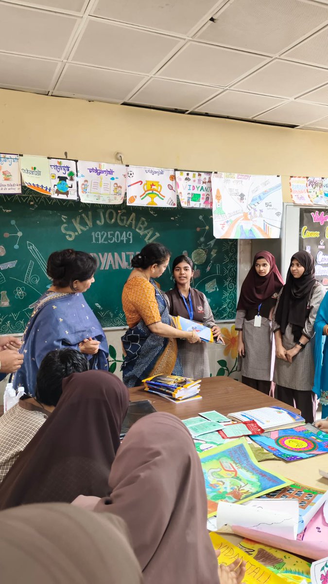 VidyanjaliDelhi's tweet photo. @DeepaSinghDOE Madam shared her feedback as - An awareness session on Vidyanjali was organized today at SKV Joga Bai. Needless to say, the enthusiasm of VI Ms Momeena was rubbing on to the students who made informative posters &amp; wrote slogans on the topic . https://t.co/WoqqjDXtsp