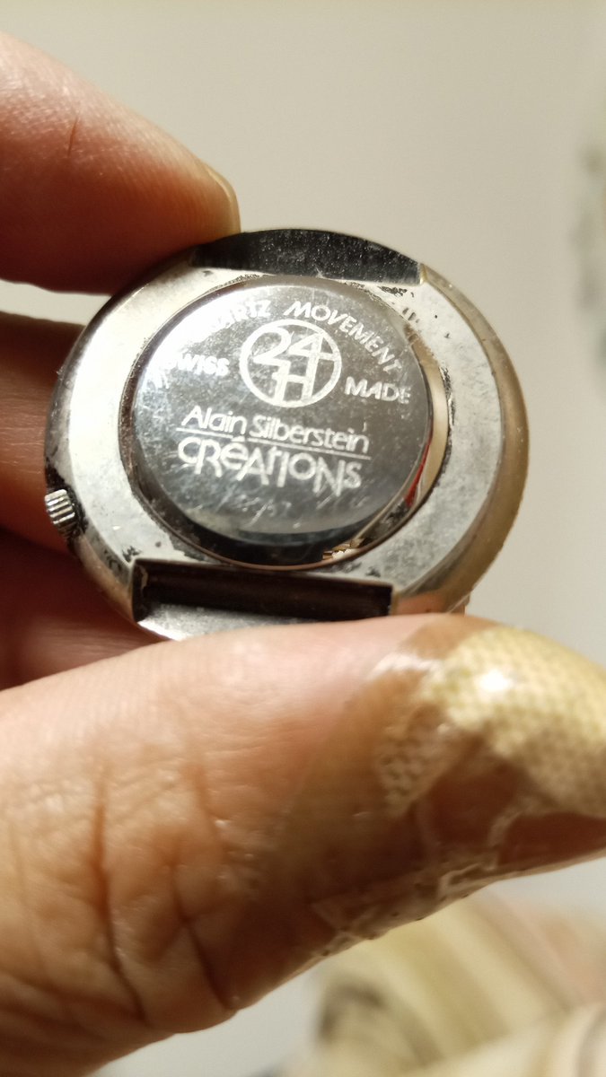 hothachi's tweet photo. アラン・シルベスタイン
12年前にヤフオクで4万円位で買った。当時から古い記憶でこの様なのを初期で出していた記憶があって落札した。
今になりAiで査定すると「偽物風」と何ともぼんやり。
知っている人いますか？やっぱ偽物？
#アラン・シルベスタイン　#偽物 https://t.co/C6GvI6oDdp