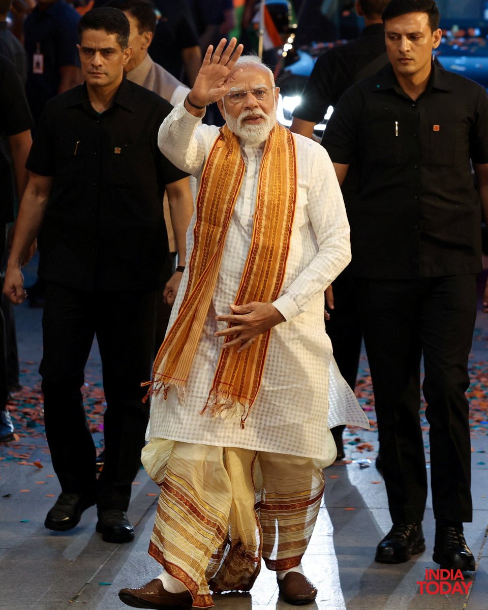 IndiaToday's tweet image. #InPics | Prime Minister Narendra Modi arrives at the party headquarters in traditional Bengali attire to celebrate the party's performance in the Assam and West Bengal elections.

#NarendraModi #BJP #AssamElections #WestBengalElections #ElectionResultsOnIndiaToday #ITPhotoblog
