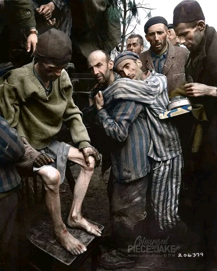 4 de Mayo de 1945
HOMBRES IRREPETIBLES - LUCIANO ALLENDE 

El hombre que carga en sus espaldas con un compañero exhausto se llama Luciano Allende y nació el 28 de mayo de 1898 en Santander. Le llamaban Toto. Tuvo una infancia pobre y complicada, y con 15 años emigró a Lyon para