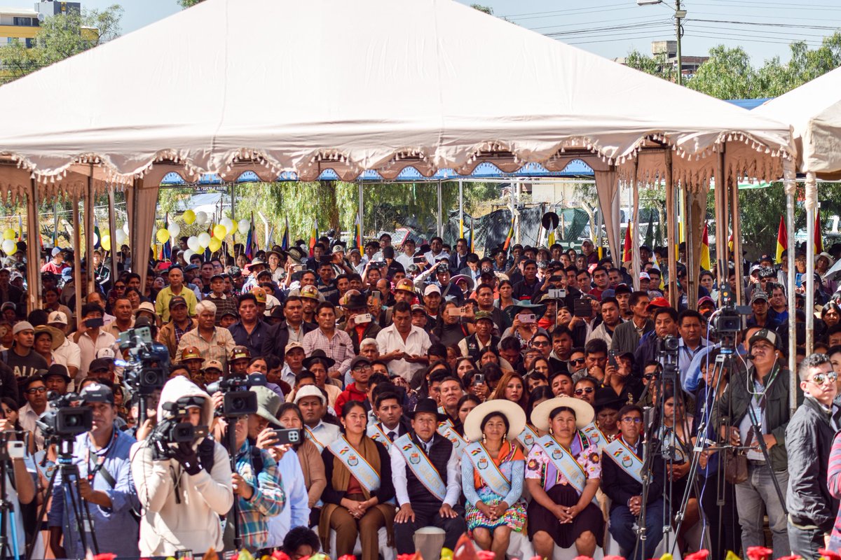 LeonardoLoza18's tweet photo. Gracias al pueblo #cochabambino, a la Asamblea Departamental, a nuestras autoridades, a las 16 provincias y a nuestras organizaciones sociales por acompañarnos.

Asumo este mandato con principios: ama sua, ama llulla, ama quella. Gobernaremos con trabajo, transparencia... https://t.co/eKSL7bYUiF