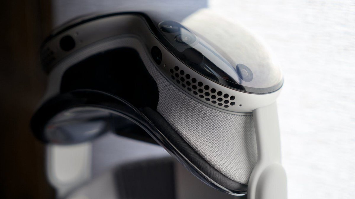 dailytechonx's tweet photo. Apple's Vision Pro team reshuffle isn't the end it's a strategic evolution. Stay tuned for the next chapter in spatial computing. Link: https://t.co/eiJ2DzVpK0 #Apple #VisionPro #Technology #Innovation #Strategy #Computing #Future #Restructure #Progress #Development #Evolution #Teamwork #Leadership #Innovation #Growth #Change #Advancement #Innovation #Tech #Innovation