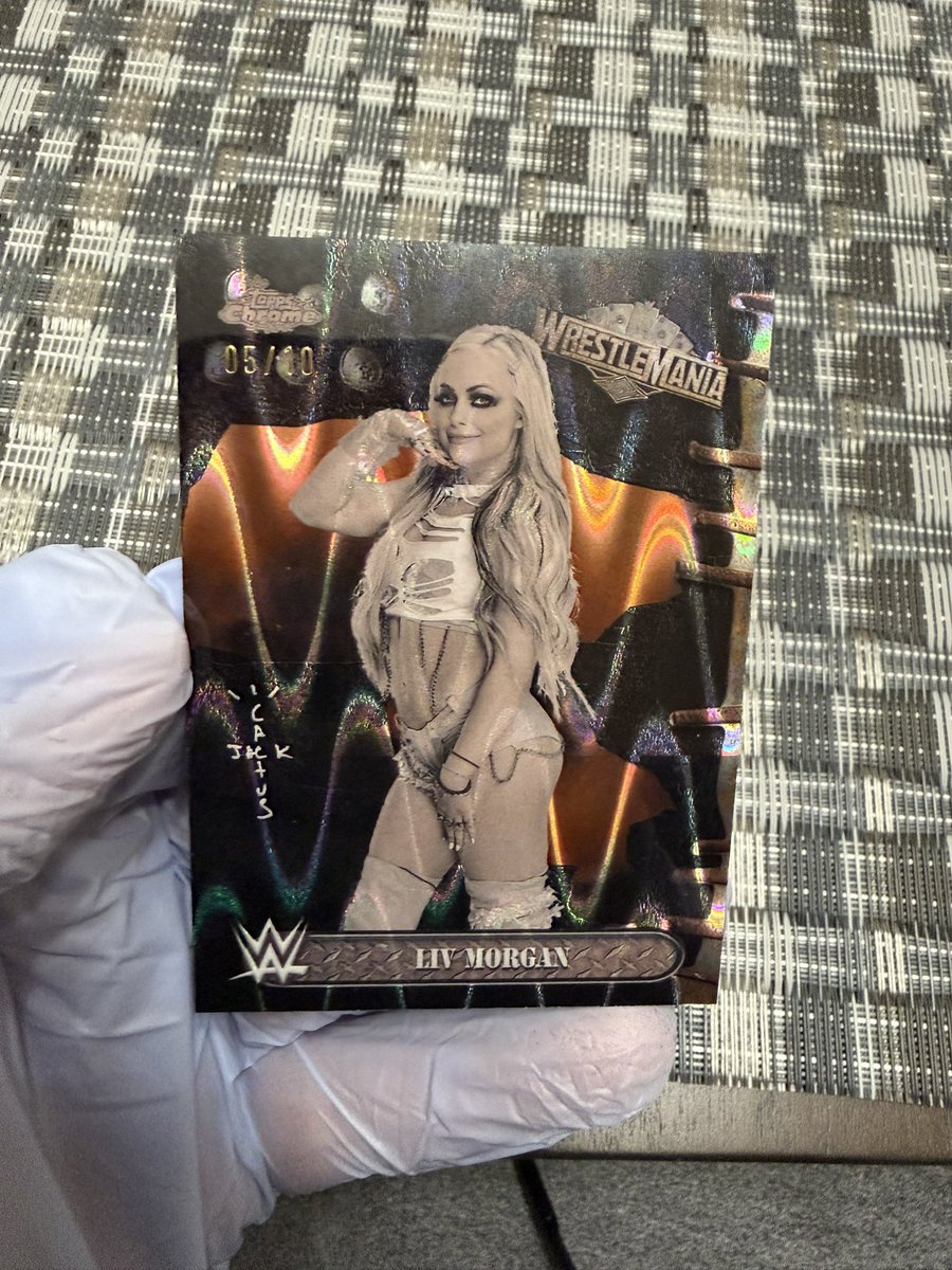 qlk2009's tweet photo. Finally opened my wrestlemania x cactus jack box and hit a black raywave liv! Great start to the day! @CardPurchaser https://t.co/rMq0HARbKw