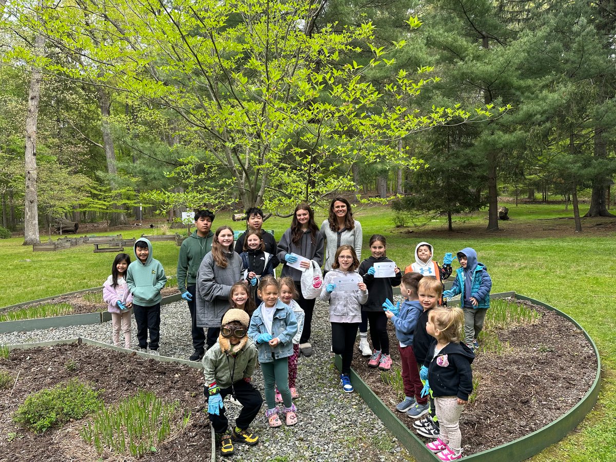pv_enviro's tweet photo. This past weekend the environmental club went to the hike for hillsdale garbage clean up! We had so much fun picking up litter with kids from the community! https://t.co/stR5ztafeF