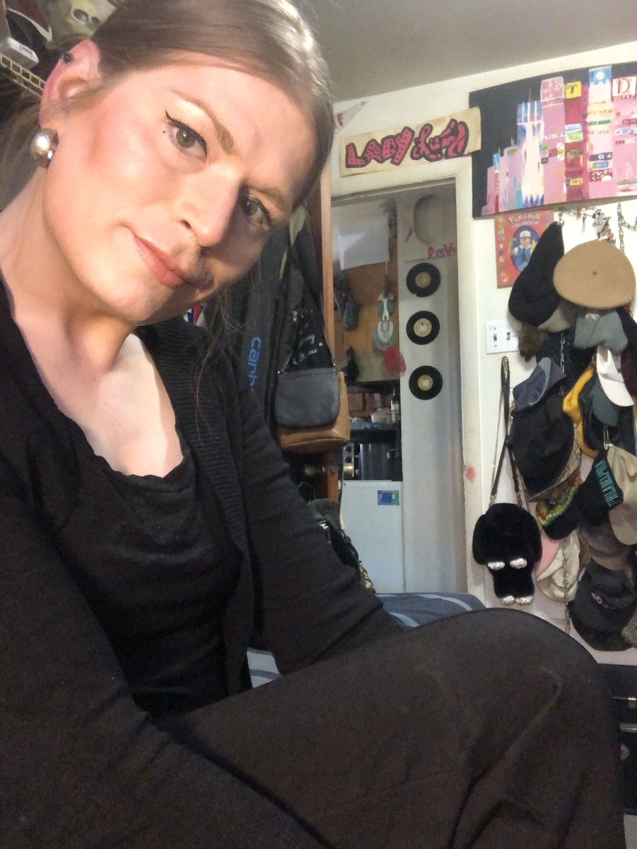 videe0games's tweet image. Love a black work uniform look too cute to be on the clock 🖤 #style #fashion #werk #trans #nonbinary