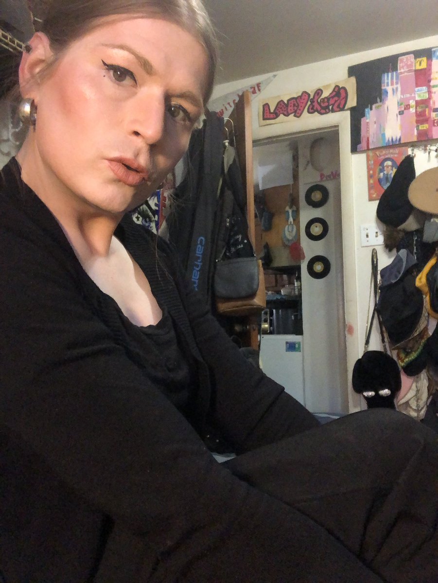 videe0games's tweet image. Love a black work uniform look too cute to be on the clock 🖤 #style #fashion #werk #trans #nonbinary