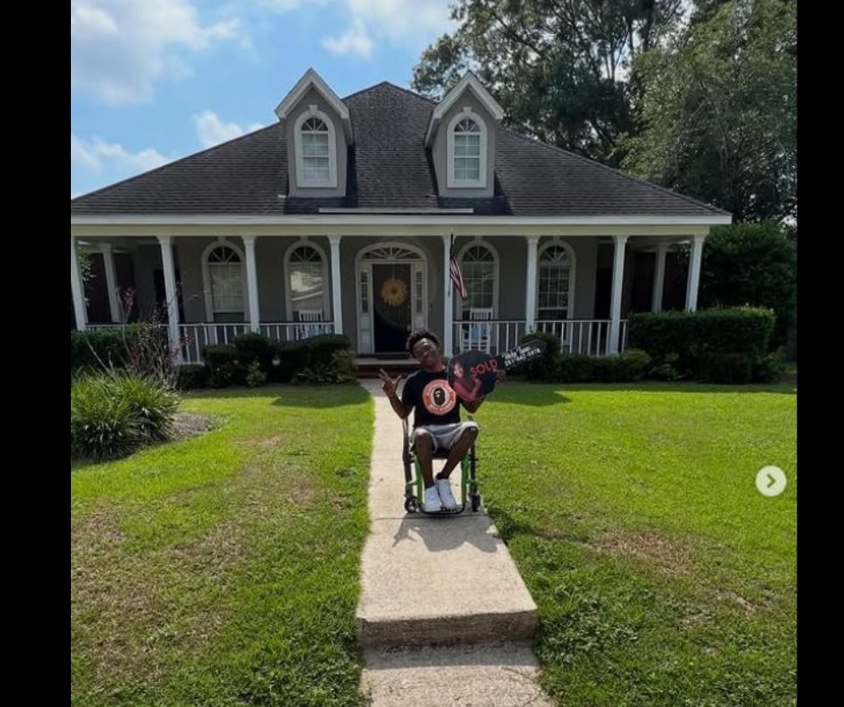 SPINALpedia's tweet image. Dedric Clinton, a paraplegic from Alabama, in front of the house he bought. He was paralyzed at the age of 20 in a shooting. He's also a father of two daughters. Follow him:

instagram.com/stnkkfrmrv/

#paraplegic #spinalcordinjury #Alabama #newhomeowner #disabledhomeowner