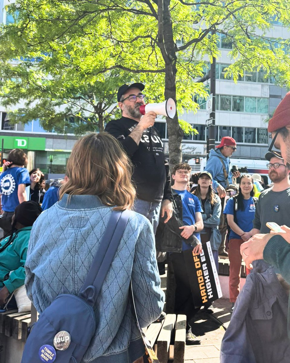 TAUP's tweet photo. Solidarity Forever!
Thousands of Philadelphians took to the streets on Friday to fight for a city that puts workers over billionaires! The next 250 years are for us! ✊️ https://t.co/m4YnH7SeJD