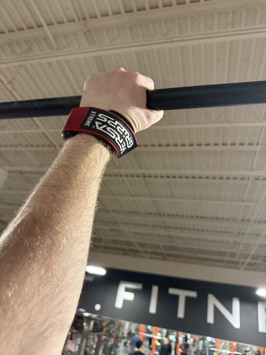 razzykcal's tweet image. Yes, im using versa gripps for my hanging leg raises, my grip would fail before my abs otherwise, sue me. I’ll do my reps the step back onto this stool and unwrap. I do separate forearm training #DontWorry
