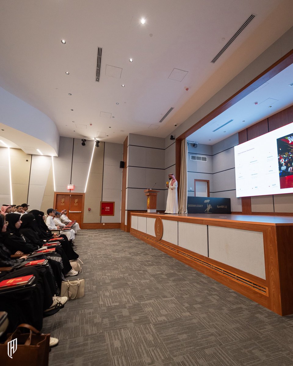 QADCommunity's tweet photo. ضمن المستهدفات المجتمعية، استضفنا طلاب جامعة الملك فهد للبترول والمعادن في جلسة بعنوان "مع أهل الخبرة" مع المدير التنفيذي للعمليات، المهندس "سعود العمري"، تعرفوا خلالها على دور الهندسة في القطاع الرياضي، واطلعوا على مرافق النادي📐⚽️

#القادسية https://t.co/zfzVAZTMRq