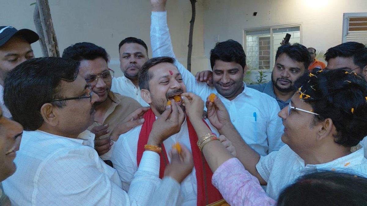 Arpit4BJP's tweet photo. तीन राज्यों में विजय, कार्यकर्ताओं के साथ जश्न 🪷

आज ग्रेटर नोएडा कार्यालय पर तीन राज्यों में सरकार बनने की ऐतिहासिक सफलता एवं पश्चिम बंगाल में जनसमर्थन के उत्साह को लेकर सभी कार्यकर्ताओं के साथ हर्षोल्लास के साथ जश्न मनाया।
यह जीत जनविश्वास, समर्पण और संगठन की ताकत का परिणाम है।
सभी कार्यकर्ताओं का उत्साह और समर्पण ही हमारी सबसे बड़ी शक्ति है।