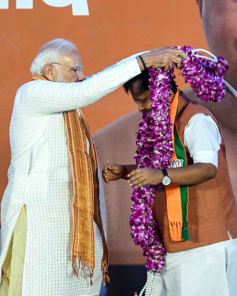 timesofindia's tweet image. #ResultsWithTOI | Prime Minister #NarendraModi felicitates #BJP National President #NitinNabin after the party's win in the #WestBengal, #Assam Assembly elections 2026, at #BJP headquarters, in New Delhi 

Track LIVE updates  🔗 toi.in/electionresult

#ElectionsWithTOI