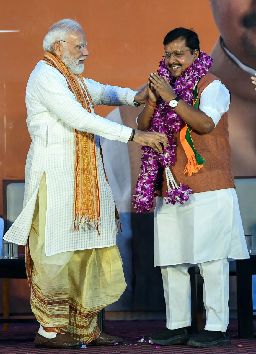 timesofindia's tweet image. #ResultsWithTOI | Prime Minister #NarendraModi felicitates #BJP National President #NitinNabin after the party's win in the #WestBengal, #Assam Assembly elections 2026, at #BJP headquarters, in New Delhi 

Track LIVE updates  🔗 toi.in/electionresult

#ElectionsWithTOI