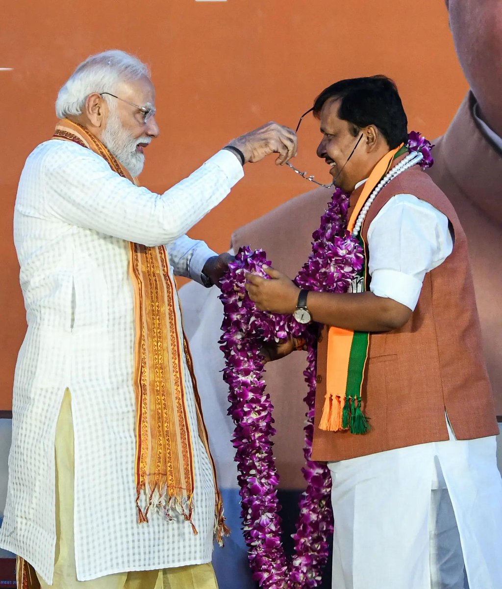 timesofindia's tweet image. #ResultsWithTOI | Prime Minister #NarendraModi felicitates #BJP National President #NitinNabin after the party's win in the #WestBengal, #Assam Assembly elections 2026, at #BJP headquarters, in New Delhi 

Track LIVE updates  🔗 toi.in/electionresult

#ElectionsWithTOI