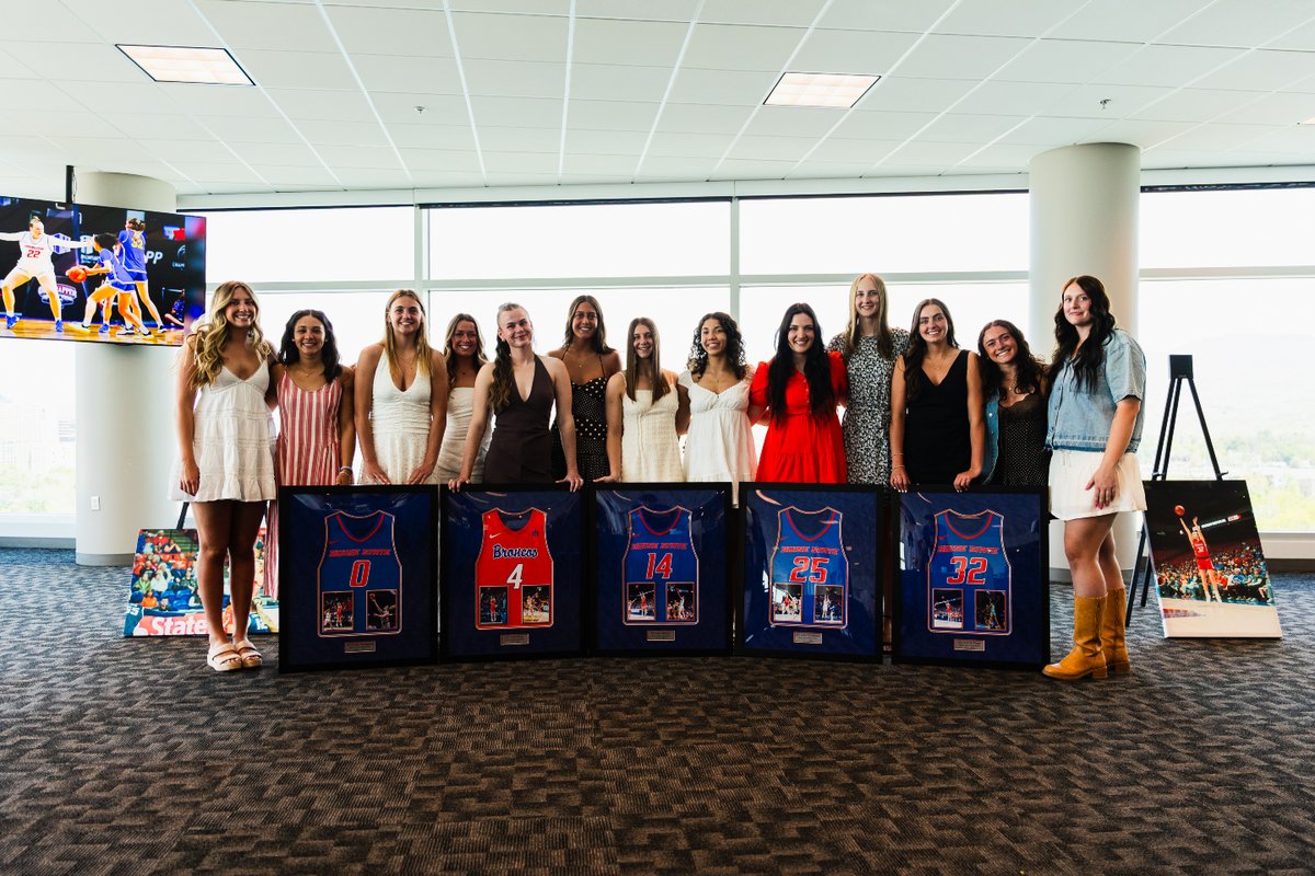 BroncoSportsWBB's tweet photo. Sending our seniors off in the best way possible 🫶

#BleedBlue | #WhatsNext https://t.co/rJMHt3pLW4