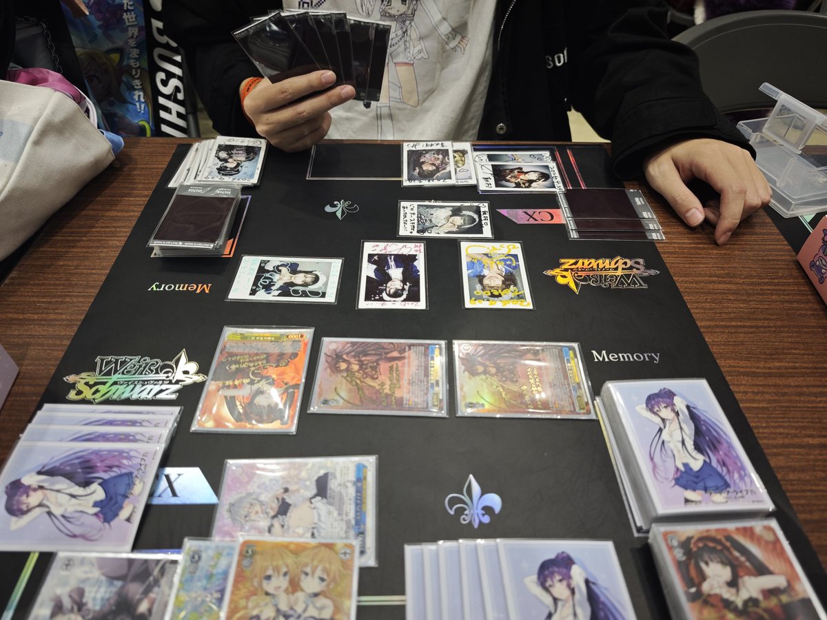 Zhi__ke's tweet image. この人、カード大会の会場で何出してんの！？
#カードゲーム祭
#WS
#hakanai