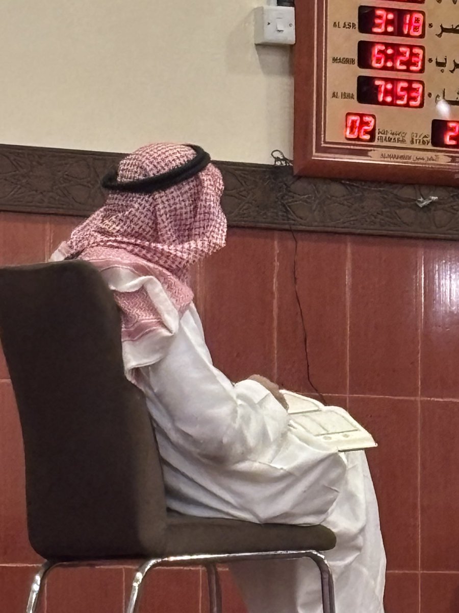 y_97l's tweet photo. عينه على الساعه وفي ايديه قرآن
حرص على ورده ويرقب صلاته

المشهد اللي من تعداه خسران
يعلم الانسان وش هي حياته https://t.co/3EDagOb1dx