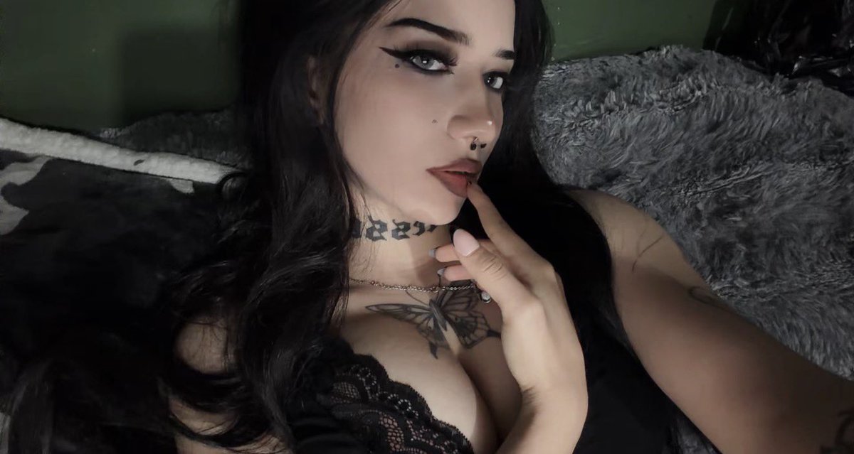 Violet tweet media