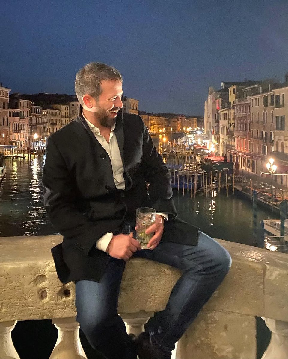 Corradocunl0's tweet image. Smile is the Key 😀 #venice #rialto #rialtobridge #smile #venezia #friends #birthday #birthdayweekend #weekendinvenice #portrait #portraitphotography #canalgrande #drinking #drinkinginvenice