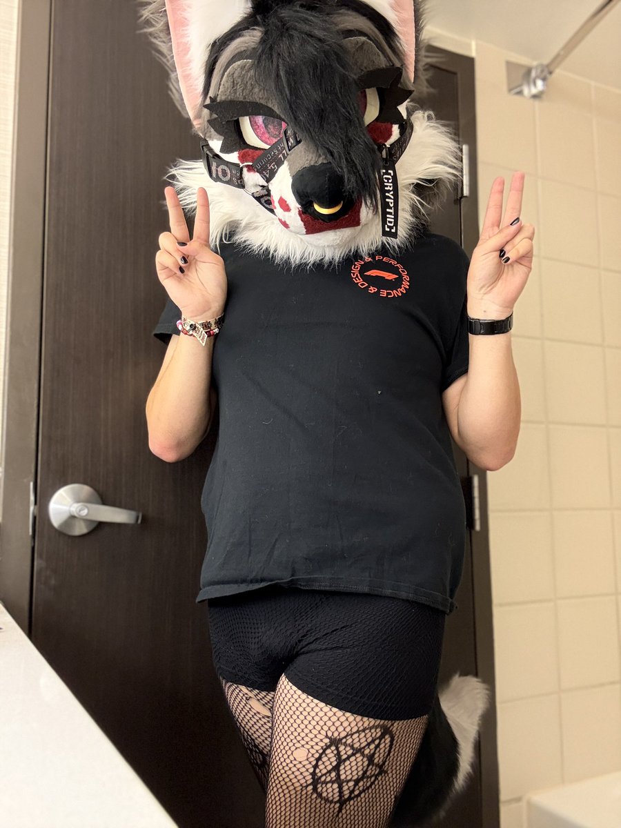 FourSixVR's tweet photo. How to find me at FWA :3

Do: 
-Invite me to parties ;3 ✅
-ask for pictures and hugs ✅
-give me stickers ✅

Don’t: 
-follow me 🚫
-be weird idk 🚫 https://t.co/tWawn2UiiX