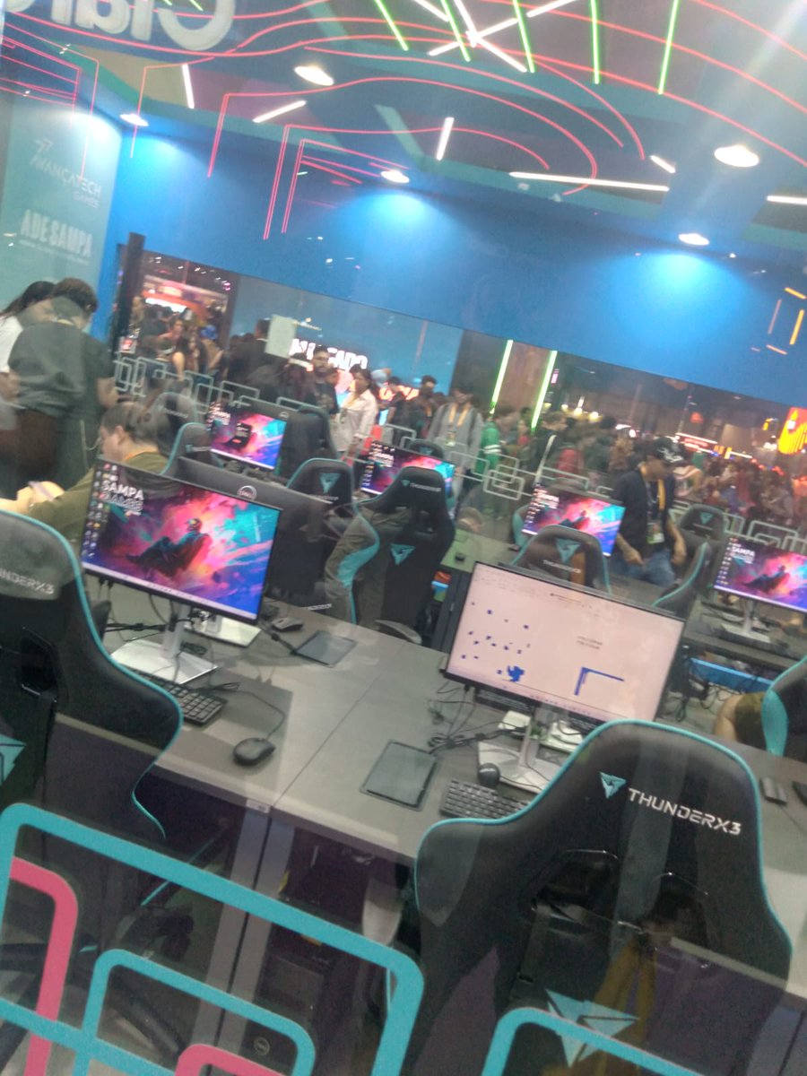 rogferraz7's tweet photo. Semana passada tive minha aula dentro da Gamescom!

O Hub Sampa Games montou a uma sala de aula dentro do evento e é claro, depois da aula, pude passear e curtir todas as atrações e estandes.

Quero agradecer não só pela experiencia, mas pelo curso que está sendo muito bom. https://t.co/PBgzqhlbYE