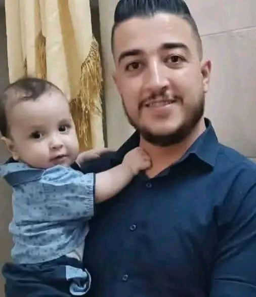 QalaatAlMudiq's tweet image. #Syria: never ending attacks in #Homs. 

Tonight, gunmen targeted a man with his family (Alawite) in a shop in Sabil district. 

The father and his son were killed while the mother was injured.