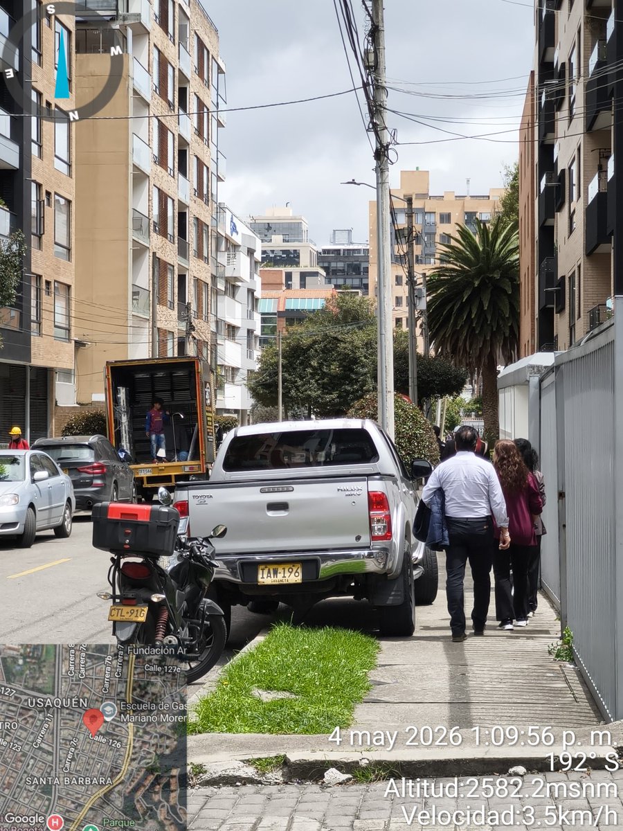 SantaBaOriental's tweet photo. @SectorMovilidad Santa Bárbara Oriental necesita urgente que se convierta en zonas azules, como se ve en el mapa. Hoy en día son zonas invadidas de carros estacionados en andenes y vías, mejor si se saca un valor y más orden a la zona @ClaudiaDiazAco1 @DanielHOrtizQ https://t.co/xh0ZpGl5NA