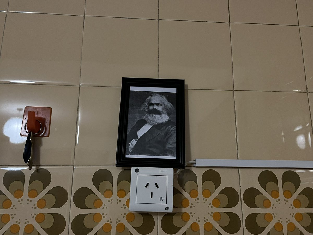 puse un cuadro de carlos marx en la cocina
