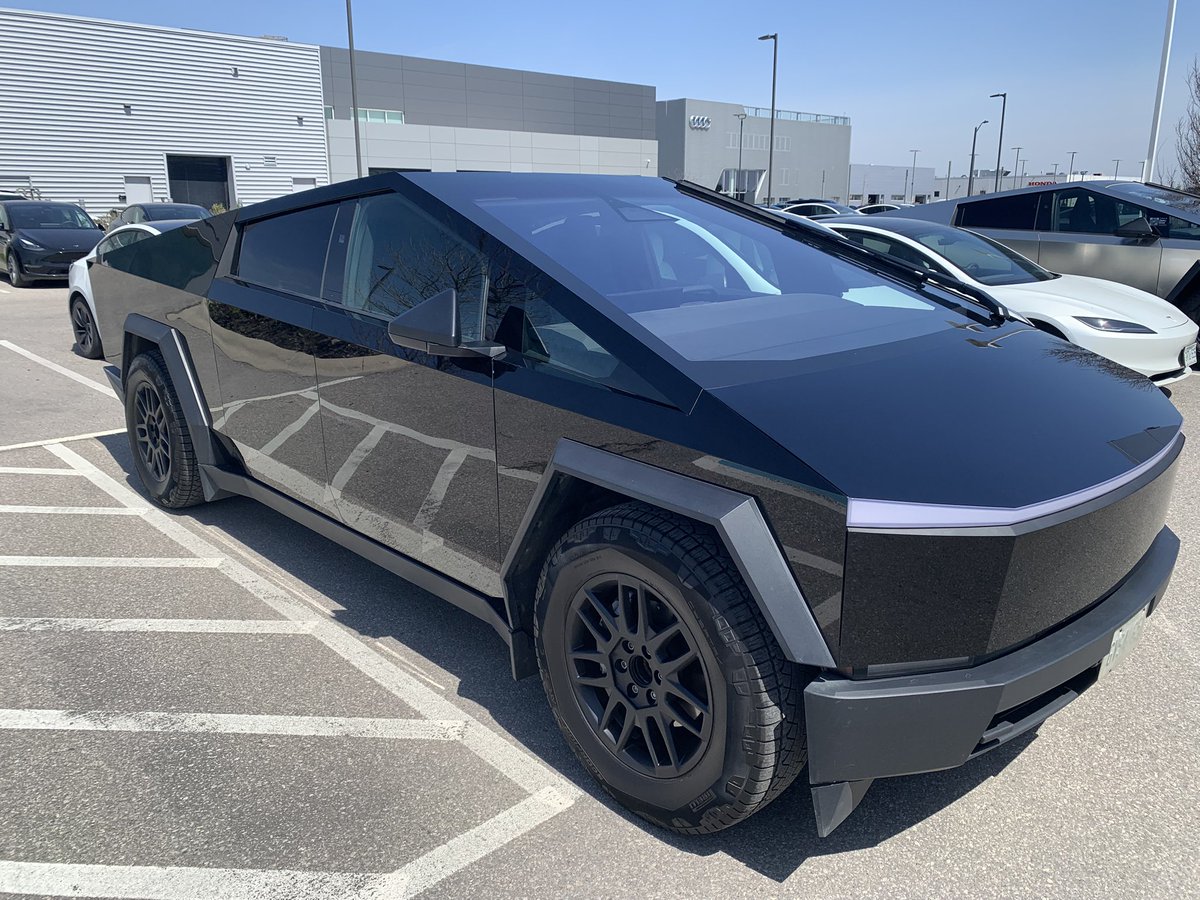 TheTeslaLife's tweet image. Original , Glossy Black or Flat Green what’s your favourite #Tesla #Cybertruck ? #CyberWrap
