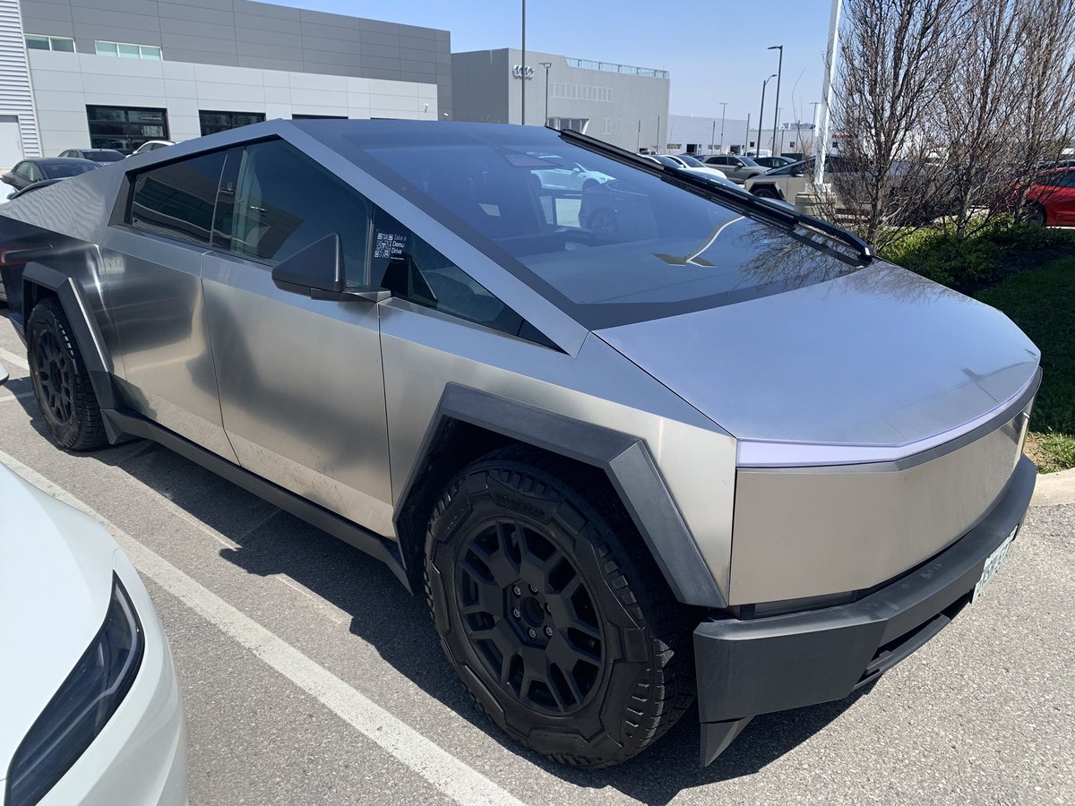 TheTeslaLife's tweet image. Original , Glossy Black or Flat Green what’s your favourite #Tesla #Cybertruck ? #CyberWrap