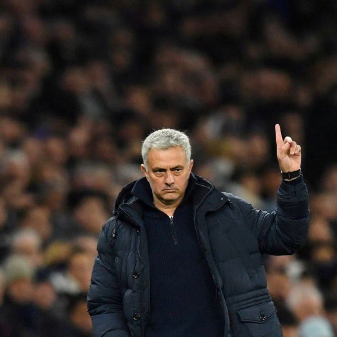 مورينهو مستحيل يظلم لاعب بدون سبب وخبرته مع اللاعبين الاساطير اللي دربهم مرعبه جدًا

درب كريستيانو
درب ابرا
درب شنايدر ولامبارد وكاكا
درب دروغبا وايتو
درب راموس وبيبي وتيري

كل هذه الاسماء سيطر عليها بشكل كامل وما خضع لأي اسم منهم

ما راح يهتم لمجموعة اطفال في غرفة ملابس مدريد..