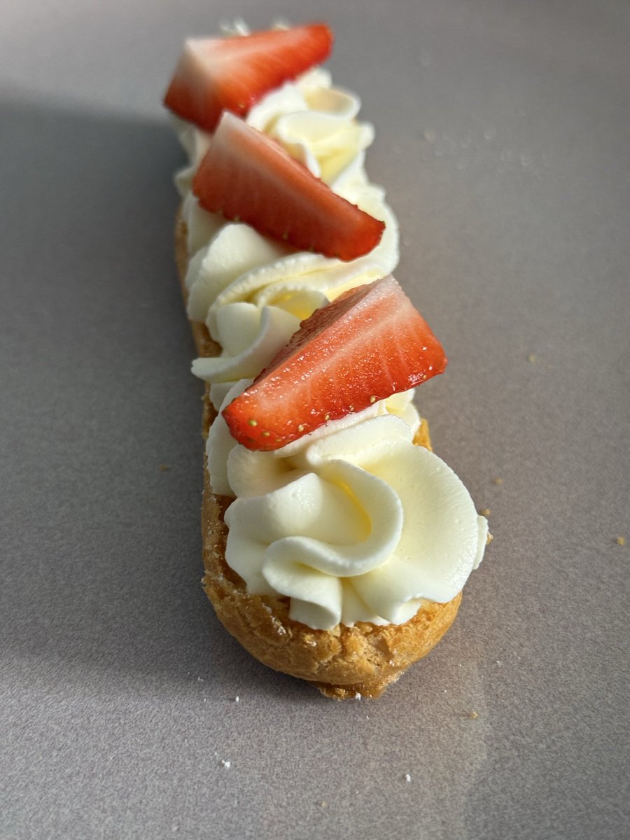 sharmiscakes's tweet photo. Éclairs chantilly mascarpone &amp; fraises 🍓 

Une pâte à choux bien dorée, une chantilly ultra onctueuse et légère, et des fraises fraîches pour la touche acidulée… simple, mais terriblement efficace 🤍 https://t.co/RGTaRqz7qq