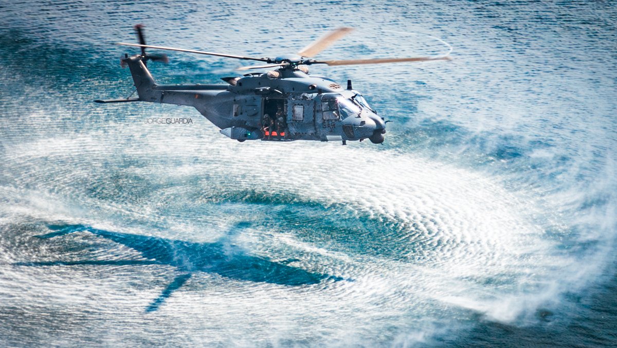 JorgeGuardia_'s tweet photo. Baño de masas al estilo @EjercitoAire
Disfrutando de una brutal demo del NH90 Lobo durante el Festival Aéreo San Javier con unas vistas privilegiadas.
#Ala48 #NH90 @AirbusHeli #sanjavier #avgeek https://t.co/ts77ZuaCWT