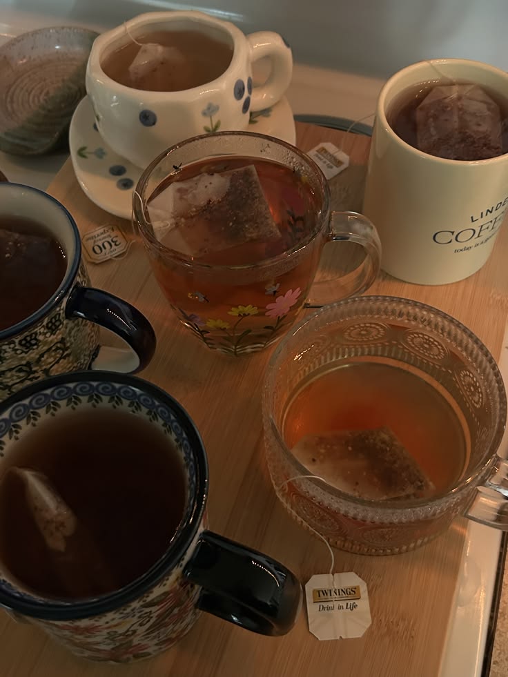 DIVINEKARMX's tweet photo. ㅤ       

ㅤ       Preparé té para todos, por sí alguien gusta, es earl grey. Hay natural, con limón y miel, además de leche con vainilla..

ㅤ https://t.co/s2zsMKZOPc