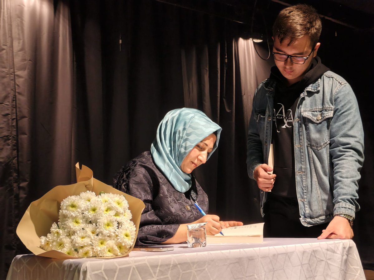 mutlubiregitim's tweet photo. ✨✨ Müdürlüğümüz bünyesinde düzenlenen "Yazar Söyleşileri" kapsamında Alev Alatlı Anadolu Lisesi'ndeydik. Değerli Eğitimci Yazar Safiye Önal öğrencilerimizle bir araya geldi.

🌟Mutlu Bir Eğitim Dergisi 
  https://t.co/pcBCxSKXHM

@ahmetcoskun6134 https://t.co/EwJkvhYAXq