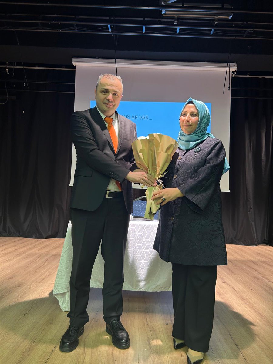mutlubiregitim's tweet photo. ✨✨ Müdürlüğümüz bünyesinde düzenlenen "Yazar Söyleşileri" kapsamında Alev Alatlı Anadolu Lisesi'ndeydik. Değerli Eğitimci Yazar Safiye Önal öğrencilerimizle bir araya geldi.

🌟Mutlu Bir Eğitim Dergisi 
  https://t.co/pcBCxSKXHM

@ahmetcoskun6134 https://t.co/EwJkvhYAXq