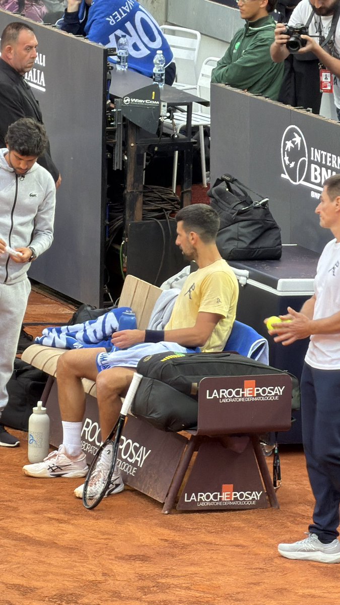 BaldiMarce's tweet image. Novak Djokovic si allena sul centrale del Foro Italico durante gli @InteBNLdItalia #tennis #djokovic
