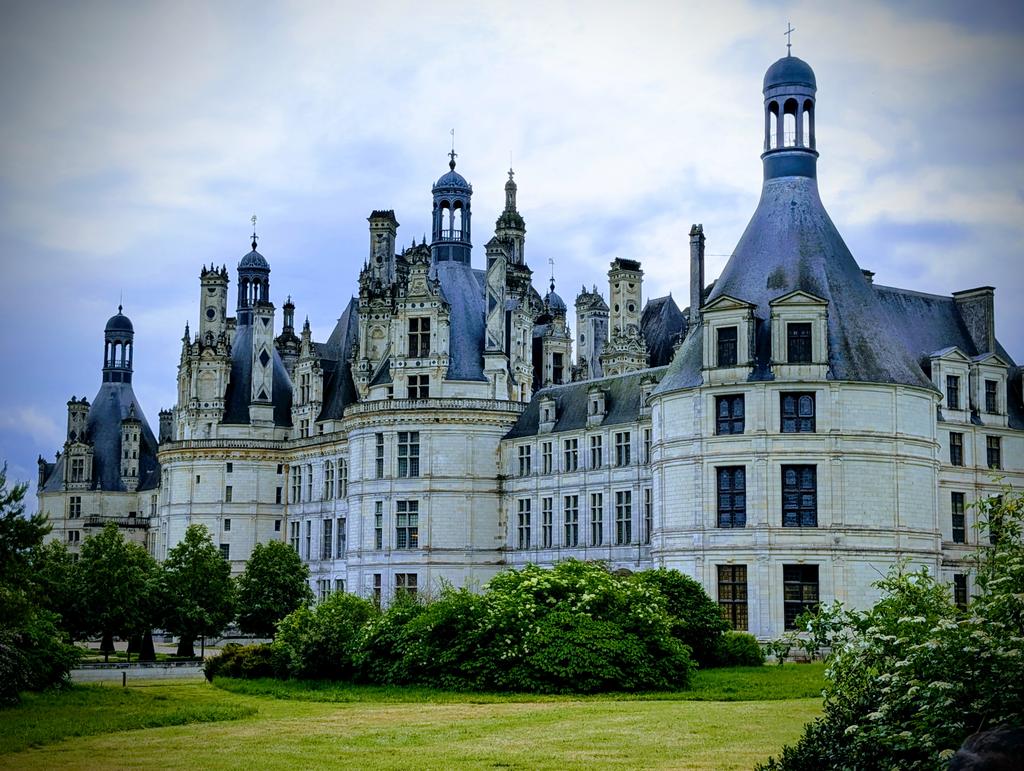 ChrissyDawnVee's tweet image. Our day today was spent outside of Paris, in the Loire Valley. What a place! It's all just castles and vineyards and quaint medieval towns, and drinking wine in caves. I can't imagine a more fun and relaxing way we could have passed the time. 🏰🍷