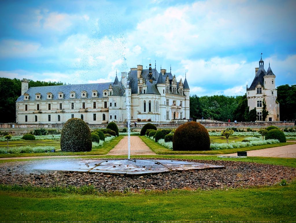 ChrissyDawnVee's tweet image. Our day today was spent outside of Paris, in the Loire Valley. What a place! It's all just castles and vineyards and quaint medieval towns, and drinking wine in caves. I can't imagine a more fun and relaxing way we could have passed the time. 🏰🍷